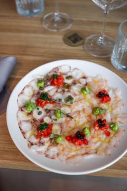 Verfijnd voorgerecht van forel met frisse garnituren