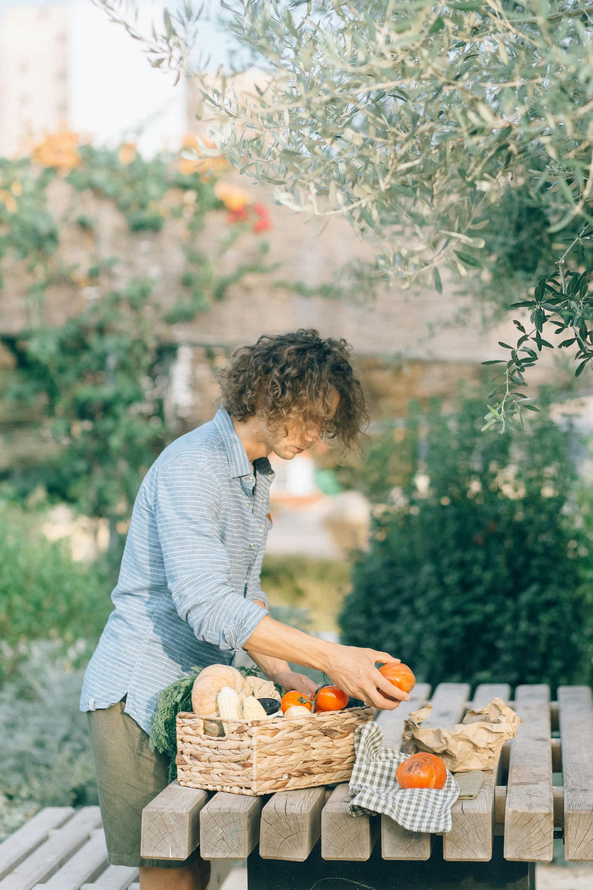 Chef Mathieu Dupont bij de oogst in de keukentuin van het domein