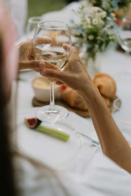 Wijnbegeleiding door de sommelier bij tafel