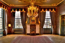 Elegant ingerichte boutique hotelkamer met open haard